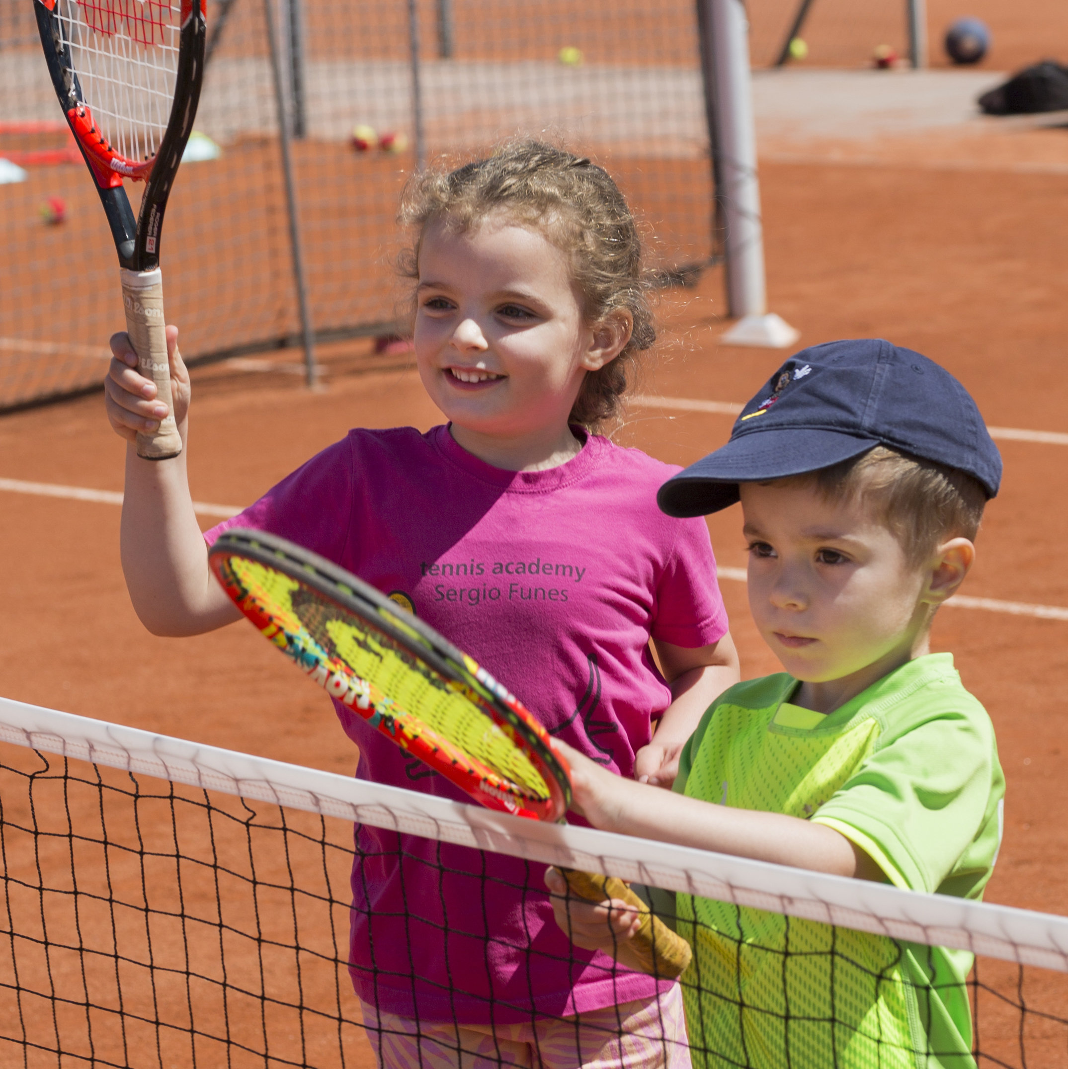 Mini-Tennis-Training auf dem Sandplatz der Tennis Academy Sergio Funes