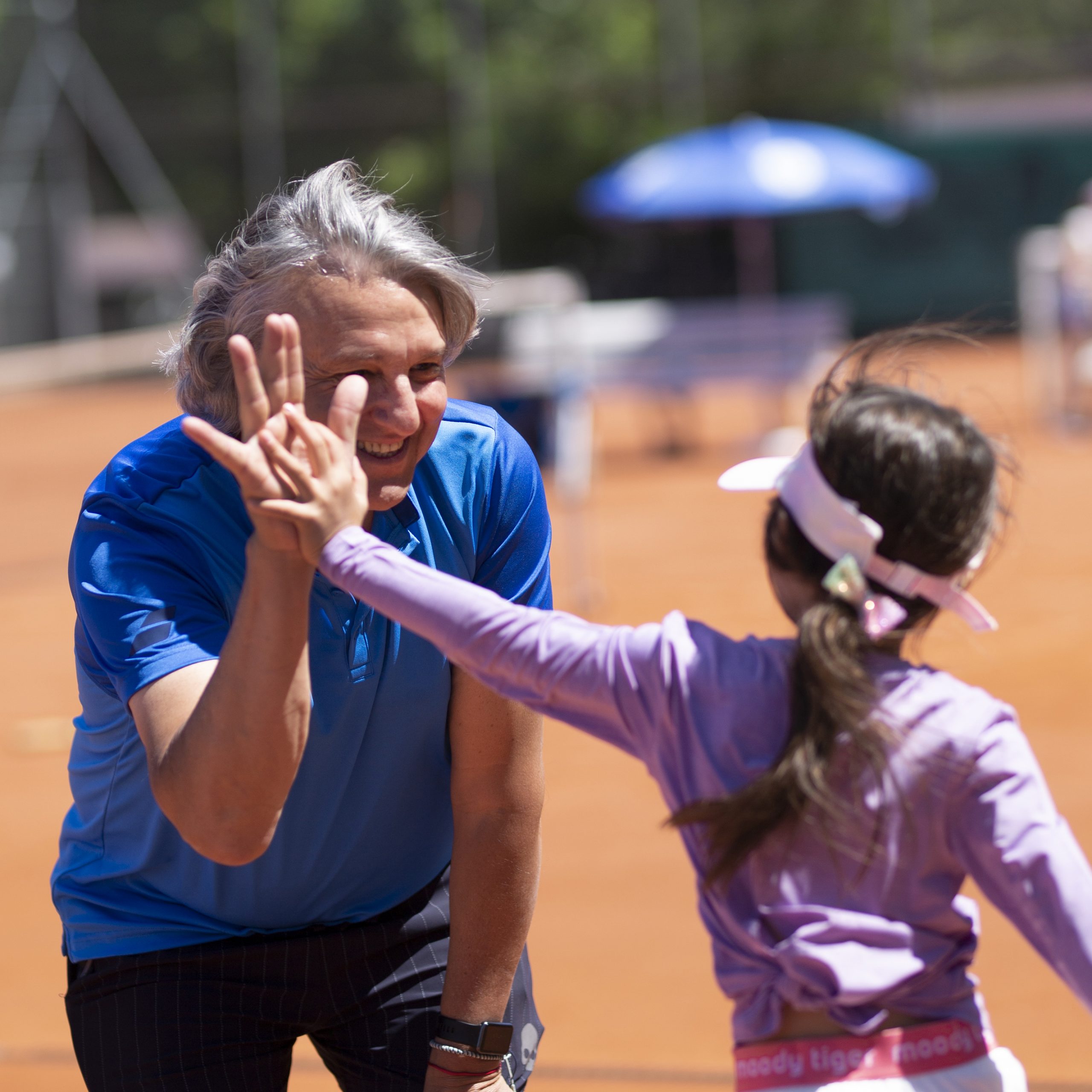 Kinder beim Kids-Box-Training auf dem Sandplatz der Tennis Academy Sergio Funes